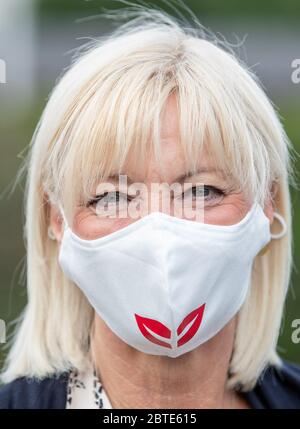 Nuremberg, Allemagne. 25 mai 2020. Carolina Trautner (CSU), ministre bavarois de la famille, du travail et des Affaires sociales, porte un protecteur de bouche et de nez avec un imprimé à lèvres lors d'une visite conjointe avec le président du ministre bavarois dans une maternelle de Nuremberg. Depuis le 25 mai, les enfants de Bavière ont été autorisés à aller à nouveau à la maternelle. Crédit : Daniel Karmann/dpa/Alay Live News Banque D'Images