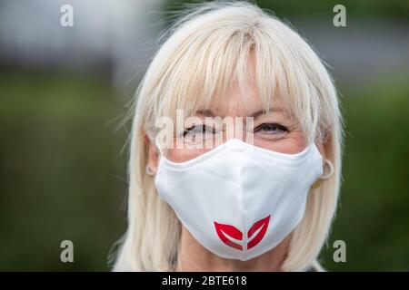 Nuremberg, Allemagne. 25 mai 2020. Carolina Trautner (CSU), ministre bavarois de la famille, du travail et des Affaires sociales, porte un protecteur de bouche et de nez avec un imprimé à lèvres lors d'une visite conjointe avec le président du ministre bavarois dans une maternelle de Nuremberg. Depuis le 25 mai, les enfants de Bavière ont été autorisés à aller à nouveau à la maternelle. Crédit : Daniel Karmann/dpa/Alay Live News Banque D'Images