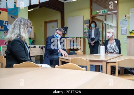 Nuremberg, Allemagne. 25 mai 2020. Markus Söder (CSU), ministre-président de la Bavière, s'entretient avec Carolina Trautner (r, CSU), ministre d'État bavarois de la famille, du travail et des Affaires sociales, et Corinna Hirschmann (l), chef de la maternelle, lors d'une visite à un jardin d'enfants de Nuremberg. Depuis le 25 mai, les enfants de Bavière sont autorisés à aller à nouveau à la maternelle. Crédit : Daniel Karmann/dpa/Alay Live News Banque D'Images