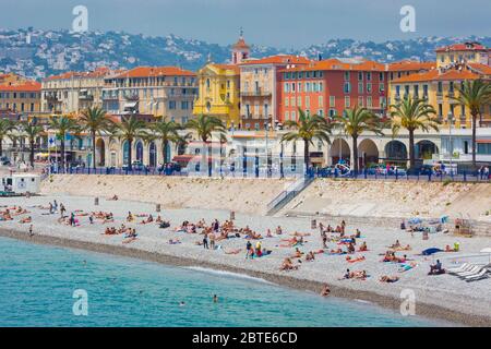 Nice, Côte d'Azur, France. Baigneurs sur la plage en face de la Promenade des Anglais. Vue depuis le Parc de la Colline du Château. Banque D'Images