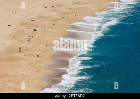 Nazaré, province de Leiria, Portugal. Mer agitée. De grandes vagues se brisent sur la rive. Banque D'Images
