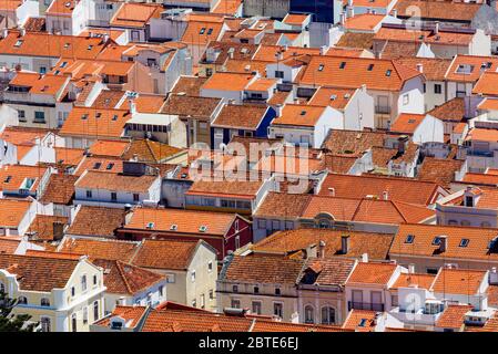 Nazaré, province de Leiria, Portugal. Vue du quartier Sitio vers les toits. Banque D'Images