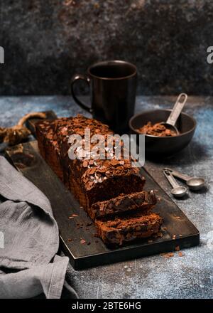 Gâteau au chocolat avec des chips coupées en plusieurs morceaux. Concept sucré maison. Style rustique. Mise au point sélective. Banque D'Images