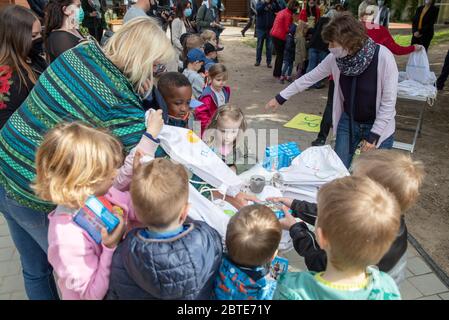 Nuremberg, Allemagne. 25 mai 2020. Les enfants d'un jardin d'enfants de Nuremberg reçoivent un cadeau de bienvenue. Le ministre-président de la Bavière, Söder, s'est rendu lundi à la maternelle. Depuis le 25 mai, les enfants de Bavière sont autorisés à retourner à la maternelle crédit: Daniel Karmann/dpa/Alamy Live News Banque D'Images