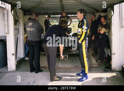 Ayrton Senna dans les fosses Lotus -Renault F1 au Grand Prix britannique 1986 à Brands Hatch UK Banque D'Images