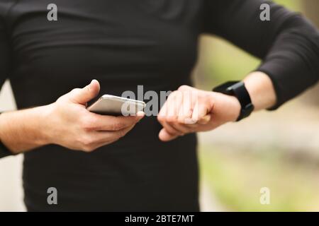 Man Checking Activity Tracker sur la montre du poignet Banque D'Images
