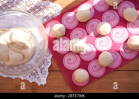 Levée de la pâte pour les petits pains hamburger. Banque D'Images