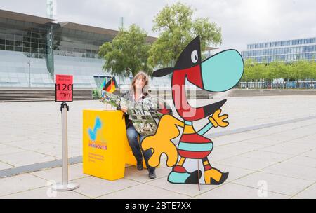 Hanovre, Allemagne. 25 mai 2020. Gil Koebberling, président de l'Exposeeum, se trouve sur la place de l'Expo avec des expositions du musée. Il y a 20 ans, l'exposition universelle Expo 2000 a été ouverte à Hanovre en juin 2000. Les volontaires de l'Expo-Musée Exposeeum ont en fait voulu rappeler l'atmosphère incomparable de la réunion nationale il y a 20 ans à Hanovre. Mais la collection de photos, des parties de pavillons, des cadeaux d'invité et la mascotte Twipsy a été stockée dans l'ancien pavillon allemand après la fermeture de leurs anciennes salles d'exposition. Crédit : Julian Strattischulte/dpa/Alay Live News Banque D'Images