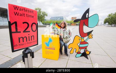 Hanovre, Allemagne. 25 mai 2020. Gil Koebberling, président de l'Exposeeum, se trouve sur la place de l'Expo avec des expositions du musée. Il y a 20 ans, l'exposition universelle Expo 2000 a été ouverte à Hanovre en juin 2000. Les volontaires de l'Expo-Musée Exposeeum ont en fait voulu rappeler l'atmosphère incomparable de la réunion nationale il y a 20 ans à Hanovre. Mais la collection de photos, des parties de pavillons, des cadeaux d'invité et la mascotte Twipsy a été stockée dans l'ancien pavillon allemand après la fermeture de leurs anciennes salles d'exposition. Crédit : Julian Strattischulte/dpa/Alay Live News Banque D'Images