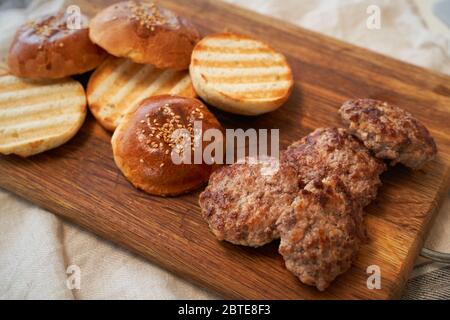 Petits pains à hamburger faits maison avec graines de sésame Banque D'Images