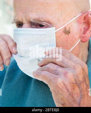 En isolement chez lui en Angleterre, l'homme vulnérable de 95 ans est inquiet de l'infection par le virus Covoid 19, ainsi prend des précautions contre Banque D'Images