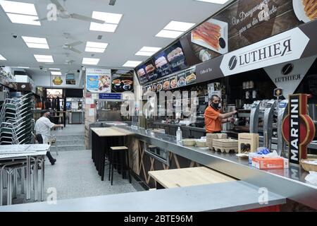 Madrid, Espagne. 25 mai 2020. Un serveur prépare des cafés alors que Madrid entre dans la phase 1 de relâchement du verrouillage pour la première fois en 9 semaines. La phase 1 du permet, entre autres mesures, de rouvrir des rassemblements sociaux de 10 personnes et des cafés-terrasses à une capacité de 50 %. Crédit : Xaume Olleros/Alay News Banque D'Images