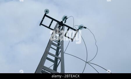 Pylône d'électricité désutilisée avec des fils coupés. Banque D'Images