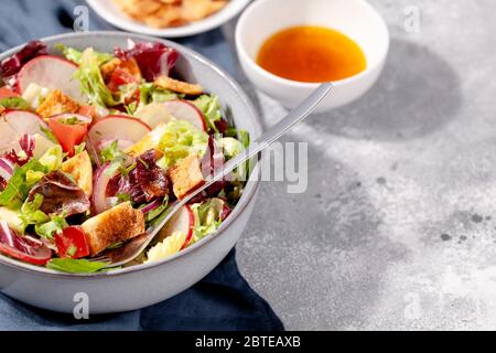 Salade traditionnelle du Fattoush du Moyen-Orient avec pain pita, légumes frais et sauce sumac au citron en gros plan.nourriture végétarienne saine Banque D'Images