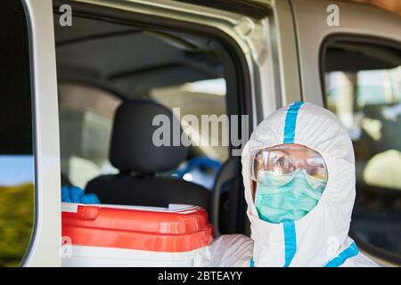 Transport et livraison du don d'organes par le personnel vêtant des vêtements de protection pendant la pandémie de Covid-19 Banque D'Images