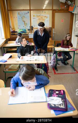 Hambourg, Allemagne. 25 mai 2020. Annegert Philipp, professeur de mathématiques et d'anglais, enseigne aux élèves de 4e année de l'école primaire Wielandstraße. Après trois mois de vacances et des cours en ligne, tous les élèves de Hambourg doivent revoir leurs enseignants cette semaine. Diverses mesures ont été prises en classe pour mettre en œuvre les règles d'hygiène et de distance. Par exemple, il y a des repères de distance sur le sol. Credit: Christian Charisius/dpa/Alay Live News Banque D'Images