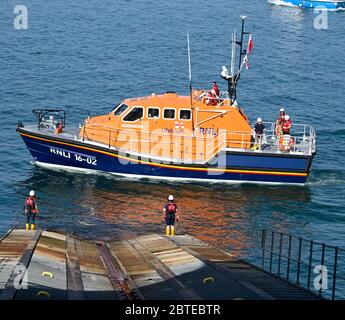 Tenby,pays de Galles,Royaume-Uni - avril 15 2019 : le bateau de sauvetage Tenby Tamar Class qui retourne à sa station après un appel. Banque D'Images