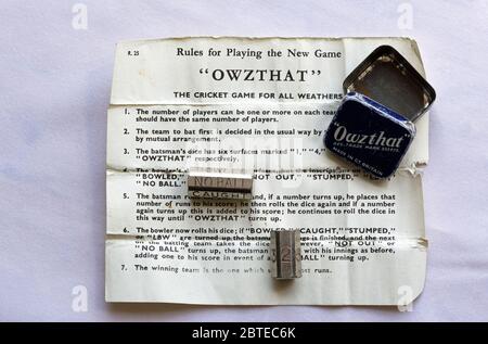 Gros plan sur le contenu de l'étain bleu contenant le jeu de cricket d'époque Owzthat vers les années 1940 - 1950 Banque D'Images
