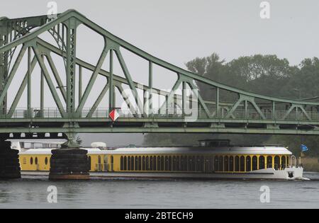 Potsdam, Allemagne. 25 mai 2020. Le navire 'S Sanssouci' de la flotte blanche navigue sur la Havel sous le pont de Glienicke vers le port. Le phare de l'industrie maritime de Potsdam est de 72 mètres de long et a ouvert la saison après le confinement de Corona avec la visite de 90 minutes des palais à 11 heures. Crédit: Soeren Stache/dpa-Zentralbild/ZB/dpa/Alay Live News Banque D'Images