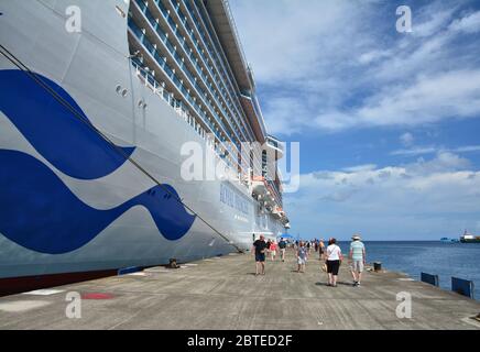 GRENADE, CARAÏBES - 25 MARS 2017 : les passagers du navire Royal Princess quittent le navire dans le port de Saint George. Royal Princess est exploité par Princes Banque D'Images