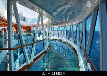 MER DES CARAÏBES - 29 MARS 2017 : sentier côtier de plancher de verre sur la mer sur le navire Royal Princess. Royal Princess est exploité par Princess Cruises Line et a Banque D'Images