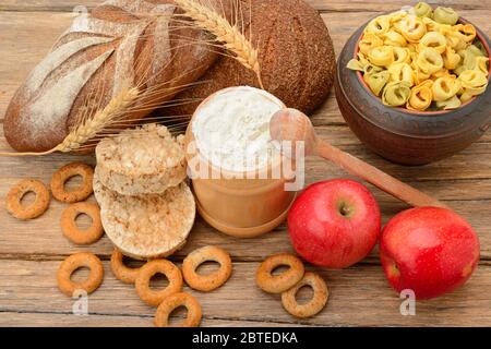 Des produits et pains savoureux et sains sur une table en bois Banque D'Images