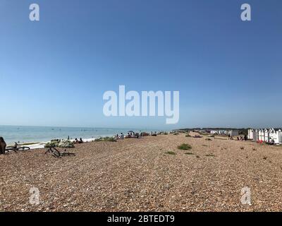 Les gens apprécient le temps chaud sur la plage de Worthing dans West Sussex, tandis que les gens affluent vers les parcs et les plages avec des mesures de confinement assouplies. Banque D'Images