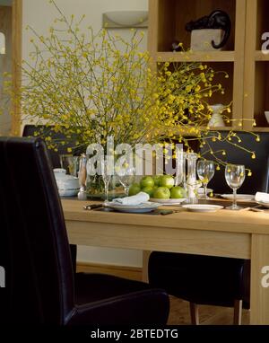 Vase de fleur jaune sur table à manger pour le déjeuner Banque D'Images