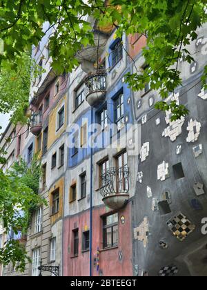 VIENNE, AUTRICHE - 02 MAI 2016 : Hundertwasserhouse à Vienne. Le Hundertwasserhouse est un immeuble d'appartements conçu par l'artiste Friedensreich Hunder Banque D'Images