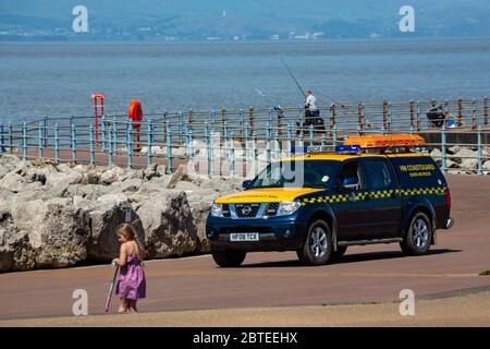 Morecambe, Lancashire, Royaume-Uni. 25 mai 2020. Les bénévoles de la Garde côtière en recherche et sauvetage ont patrouiller la promenade de Morecambe pendant la banque Holidat Monday crédit: PN News/Alay Live News Banque D'Images