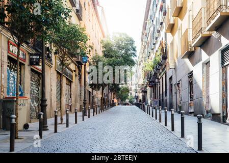 Madrid, Espagne - 24 mai 2020 : rue vide à Malasana lors d'un confinement à la pandémie de Covid-19 , Malasana est l'un des quartiers les plus branchés d'Europe Banque D'Images