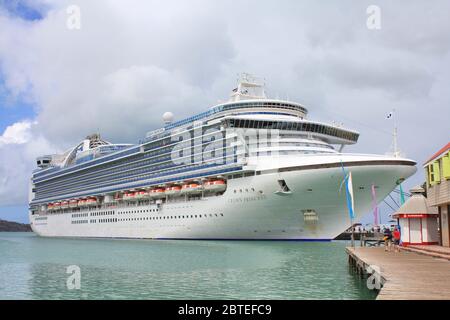 SAINT JOHN'S, ANTIGUA - 19 FÉVRIER 2014 : navire de croisière Crown Princess ancré à St John's, Antigua-et-Barbuda. Crown Princess est exploité par Prince Banque D'Images