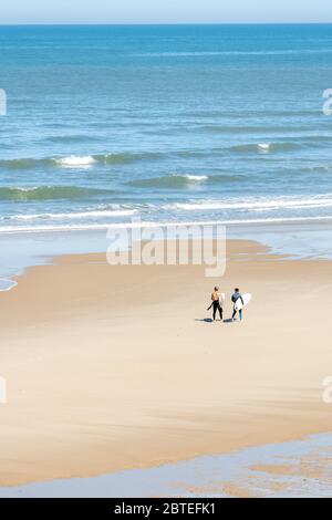 Surfeurs sur la plage de Carcans, près de Lacanau en France Banque D'Images