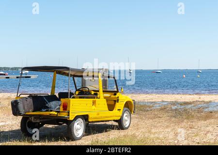 Petit véhicule tout terrain sur la plage du lac de Maubuisson, près de Lacanau en France Banque D'Images