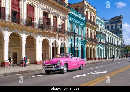 Voiture rose américaine classique dans la rue, la Havane, Cuba Banque D'Images