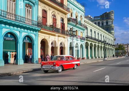 Voiture classique américaine vintage dans la rue, la Havane, Cuba Banque D'Images