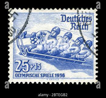 ALLEMAGNE - VERS 1935 : une équipe de quatre athlètes dans un traîneau à bobsleigh. Les 4ème Jeux Olympiques d'hiver 1936 à Garmisch-Partenkirchen, Allemagne, troisième Reich Banque D'Images