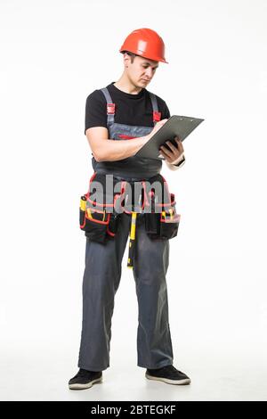 Portrait d'un homme sur fond de mur blanc. Banque D'Images