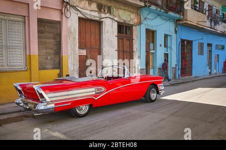 Voiture rouge américaine classique dans la rue, la Vieille ville de la Havane, la Habana Vieja, Cuba, UNESCO Banque D'Images