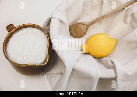 fromage frais pour préparer des ingrédients de recette, lait, citron et un chiffon de coton, cheesmaking à la maison Banque D'Images