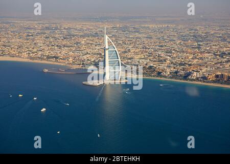 Vue aérienne de la ville avec l'Al Arab vu de l'hélicoptère, Dubaï, Émirats Arabes Unis Banque D'Images