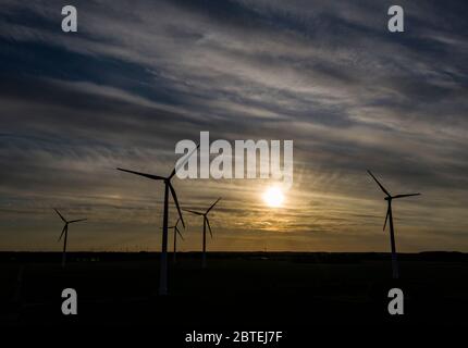 Werneuchen, Allemagne. 21 mai 2020. Éoliennes dans la soirée à Werneuchen. Credit: Paul Zinken/dpa-Zentralbild/ZB/dpa/Alay Live News Banque D'Images