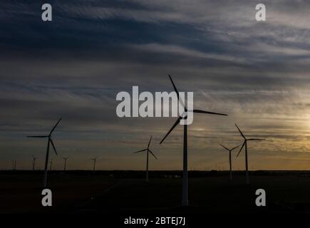 Werneuchen, Allemagne. 21 mai 2020. Éoliennes dans la soirée à Werneuchen. Credit: Paul Zinken/dpa-Zentralbild/ZB/dpa/Alay Live News Banque D'Images