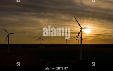 Werneuchen, Allemagne. 21 mai 2020. Éoliennes dans la soirée à Werneuchen. Credit: Paul Zinken/dpa-Zentralbild/ZB/dpa/Alay Live News Banque D'Images