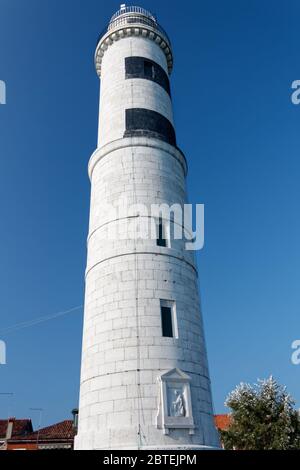 21,2011 septembre : un phare à Murano. Structure haute blanche avec fenêtres et bandes noires sur le mur de la partie supérieure. Banque D'Images