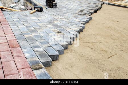 construction d'un nouveau trottoir moderne fait de tuiles à l'extérieur le jour ensoleillé Banque D'Images