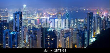 Vue panoramique sur la baie de Hong Kong la nuit, Hong Kong, Chine Banque D'Images