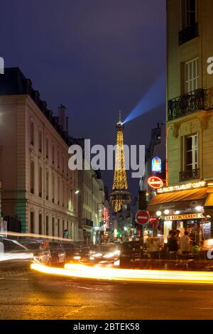 Paris, France - vie nocturne dans les cafés parisiens avec la tour Eiffel à l'arrière. Banque D'Images