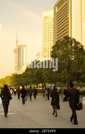 Pudong, Shanghai, Chine - les gens marchent pour travailler tôt le matin à Pudong. Banque D'Images