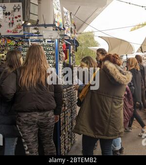 Les femmes magasinent pour des boucles d'oreilles au Portobello Market, Notting Hill, West London, Angleterre, Royaume-Uni Banque D'Images